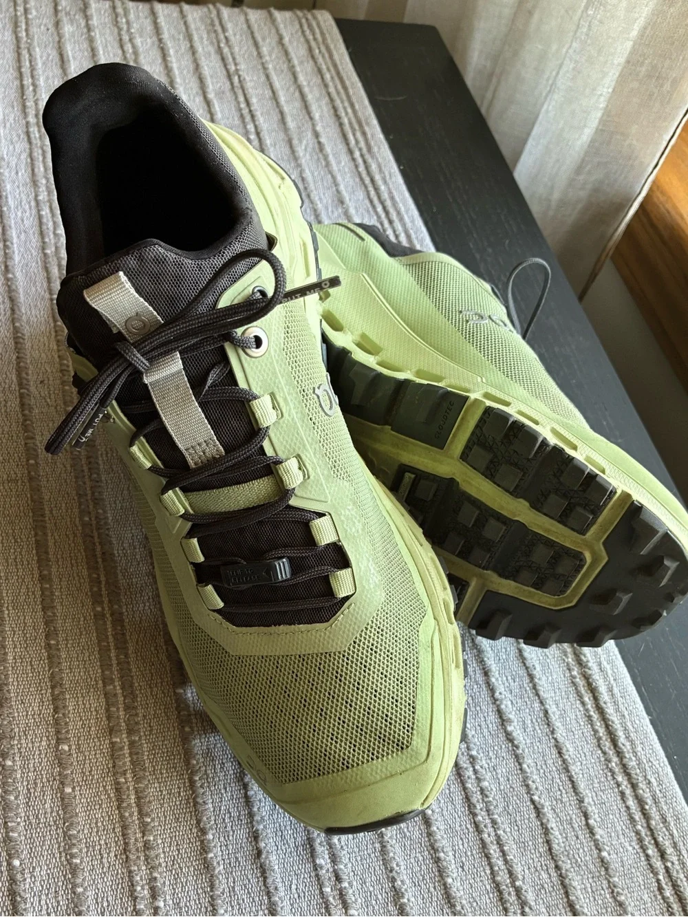 On Running Cloudultra mint/black women’s trail shoes.